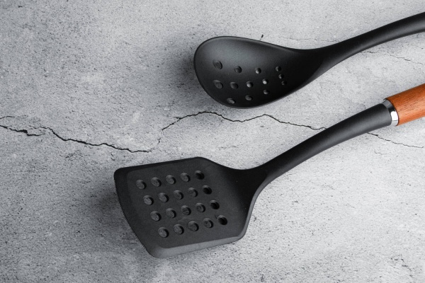 Ложка с отверстиями GT-5806 орех нейлон Gusto