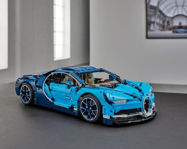 Конструктор LEGO Technic Bugatti Chiron 42083