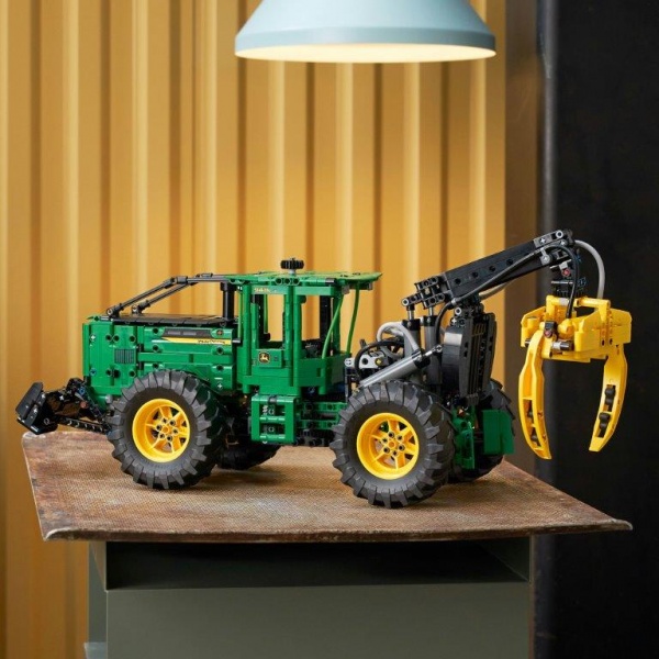 Конструктор LEGO Technic Трелювальний трактор John Deere 948L-II 42157