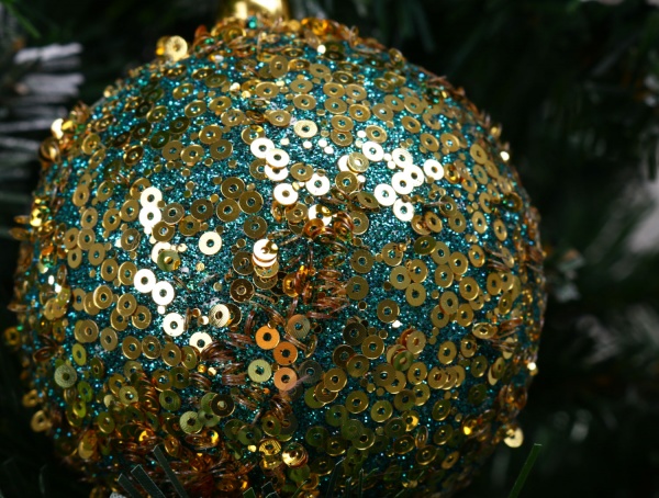 Елочная игрушка в форме шара с пайетками и блестками CAA126140 8 см 