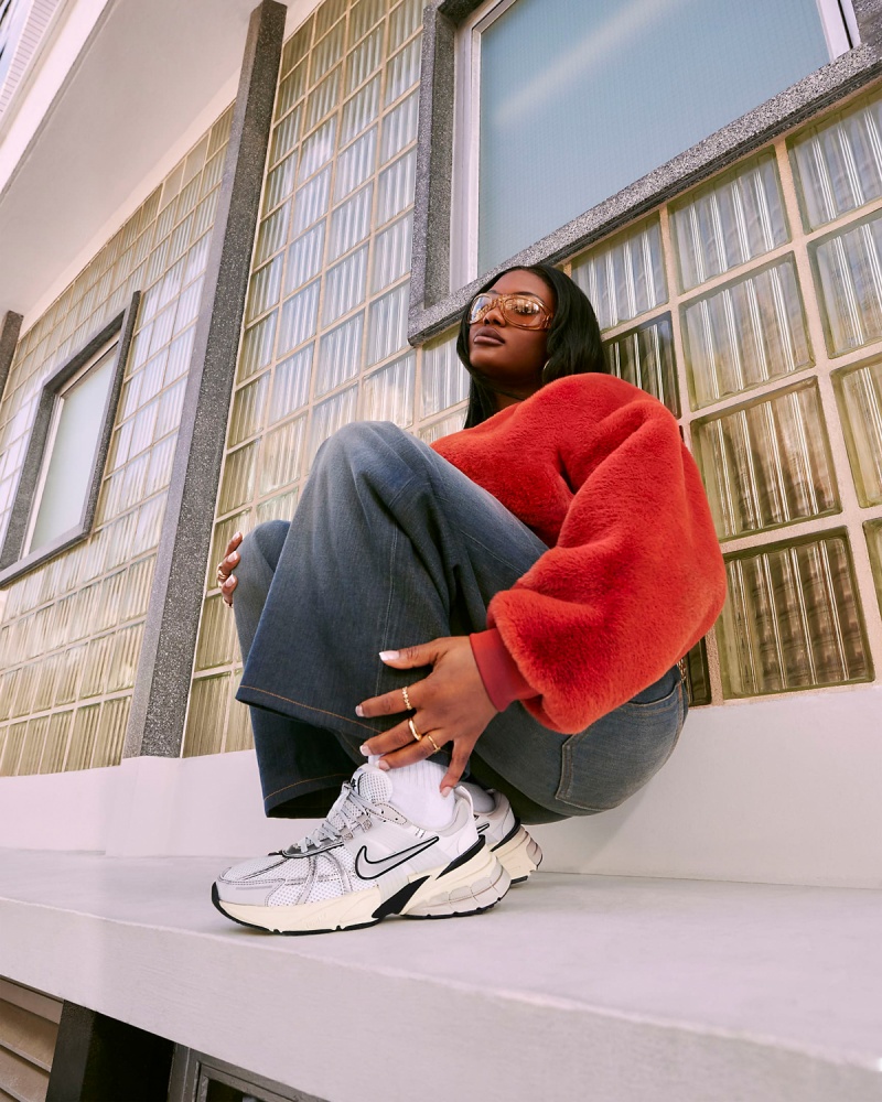 Кросівки жіночі демісезонні Nike V2K RUN FD0736-100 р.38,5 біло-сірі