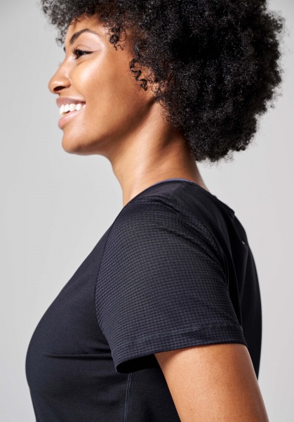 Футболка Casall ESSENTIAL MESH DETAIL TEE 20451-901 р.S чорний