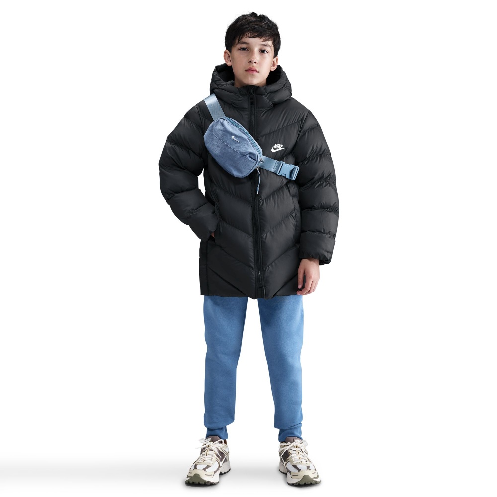 Куртка унисекс Nike Sportswear All Day Play Older Kids' Puffer Jacket р.136 черный HJ2722-010