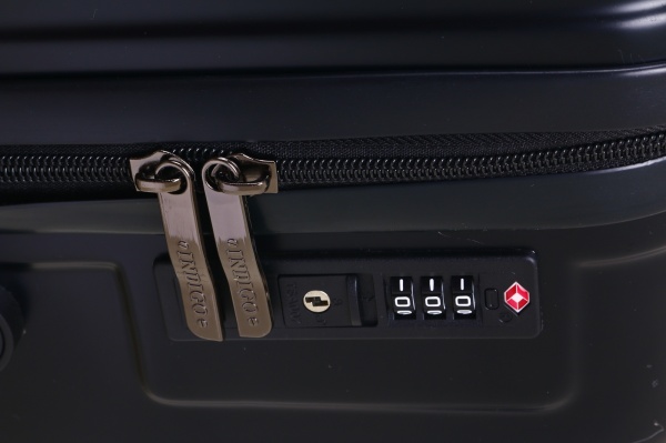 Чемодан 64 л черный LS22400 59х42х26 ABS 