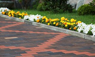 Проблеми з тротуарною плиткою: біліє, зеленіє, тріскається, кришиться