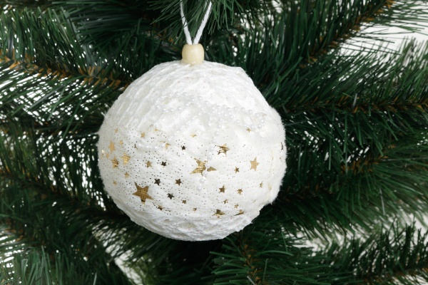 Шар новогодний Shunda с кружевом 100 мм белый SDA211110W