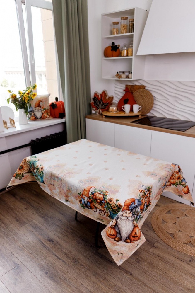 Скатерть Тыквенные гномы 135x180 см бежево-желтый Прованс
