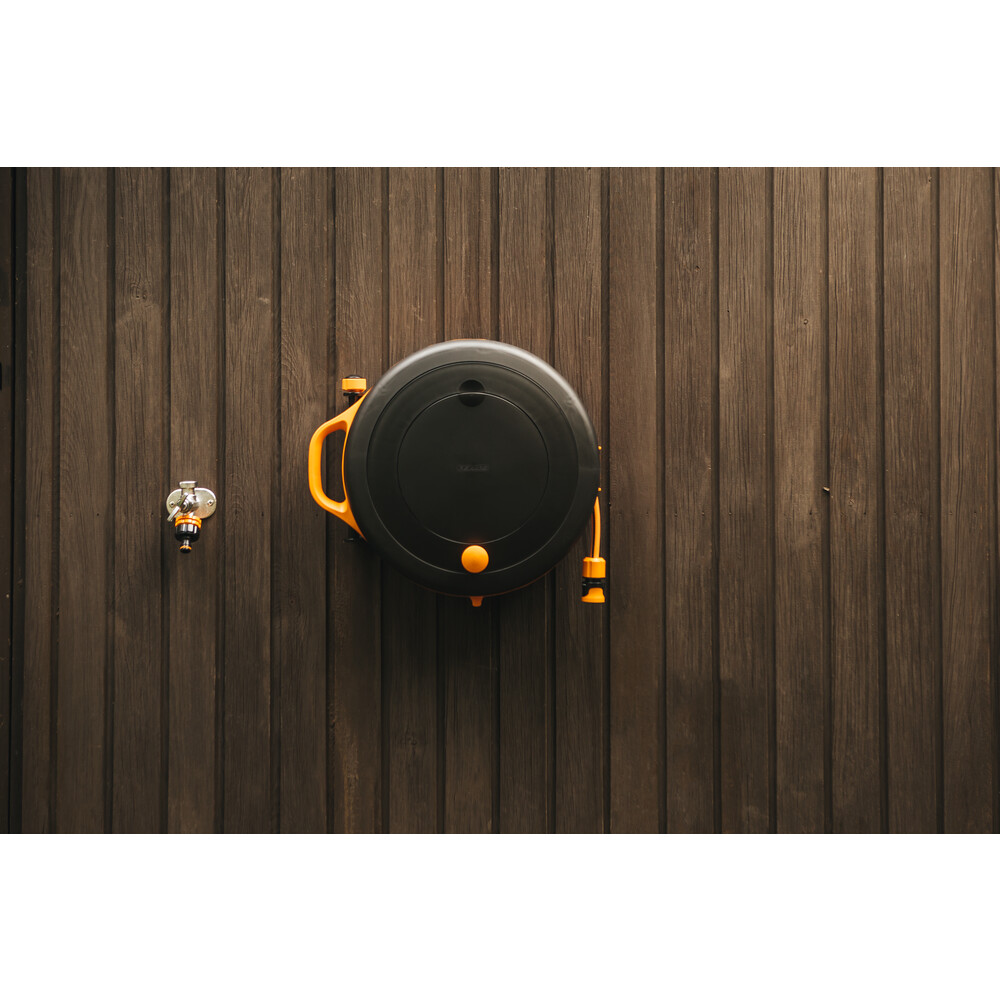 Катушка Fiskars со шлангом (9мм) 15м и набором аксессуаров S (1020436)