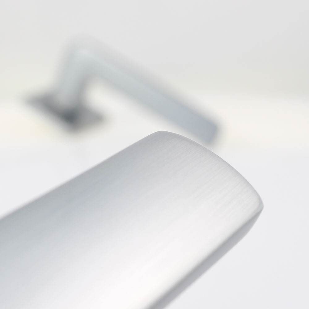 Ручка на розетке Comit Nox Q брашированный матовый хром