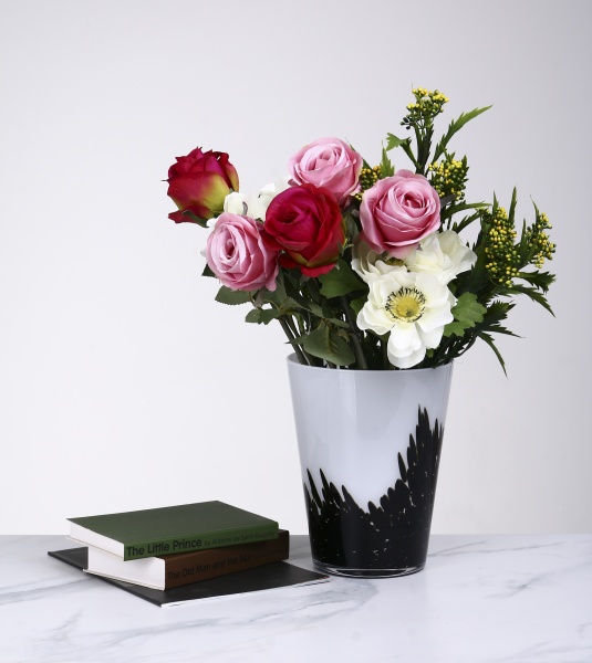 Ваза скляна Wrzesniak Glassworks Confetti опал 24 см чорний 