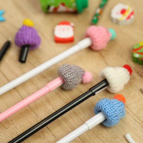 Ручка гелевая Шапка с фиолетовым помпоном 