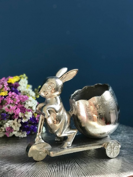 Статуэтка-подставка Зайчик на скутере в серебристом цвете