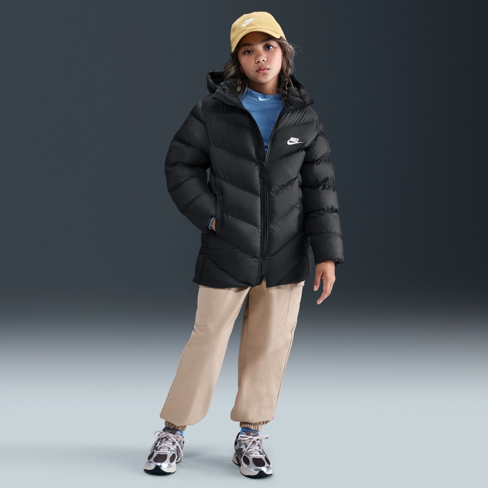 Куртка унисекс Nike Sportswear All Day Play Older Kids' Puffer Jacket р.136 черный HJ2722-010