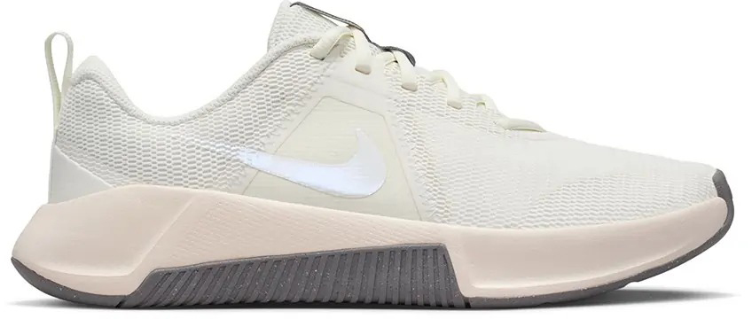 Кроссовки женские Nike MC Trainer 3 FQ1830-120 р.38,5 бежевые — фото 1