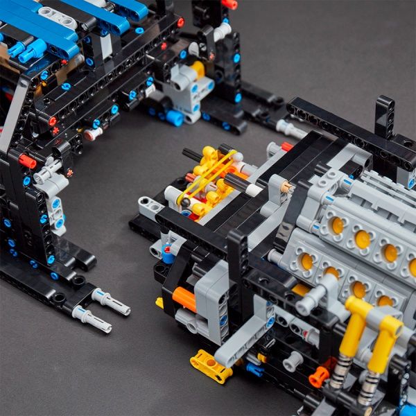 Конструктор LEGO Technic Bugatti Chiron 42083