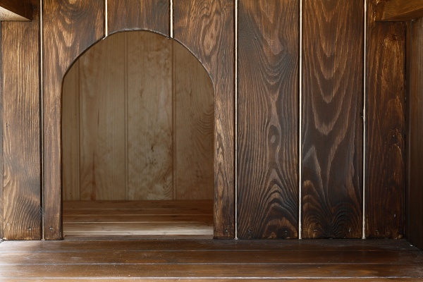 Дом для собак С навесом 1300х750 мм средняя сосна цельная двухскатная крыша