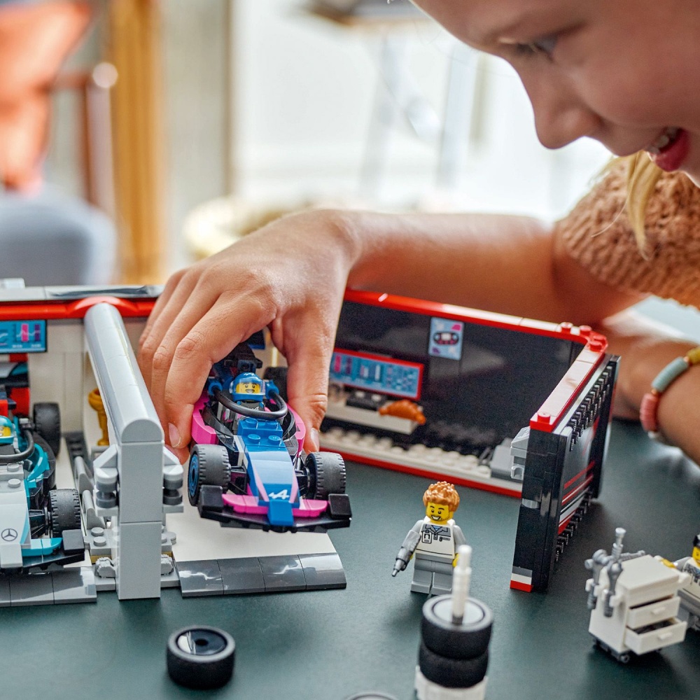 Конструктор LEGO City Гараж F1® та автомобілі Mercedes-AMG і Alpine 60444