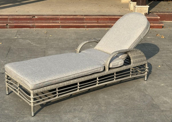 Шезлонг Bella Vita из искусственного ротанга Фоджа 67x168 см