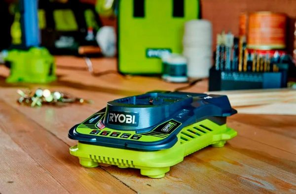 Зарядное устройство RYOBI One+ RC18150