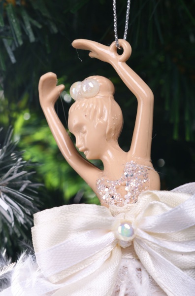 Подвеска Балерина декор Премиум 9х12х3 см белый