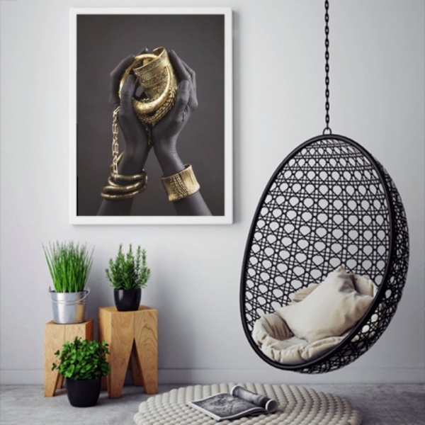 Репродукция Руки в золотых украшениях 50x80 см Арт Фемелі 