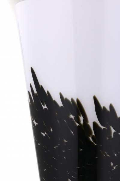 Ваза скляна Wrzesniak Glassworks Confetti опал 24 см чорний 