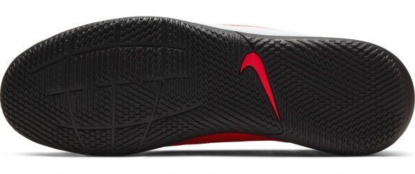 Бутси Nike LEGEND 8 CLUB IC AT6110-606 р. US 8,5 чорнийчервоний