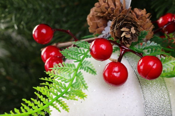 Шар новогодний с декором HF20H0110 d 100 мм белый