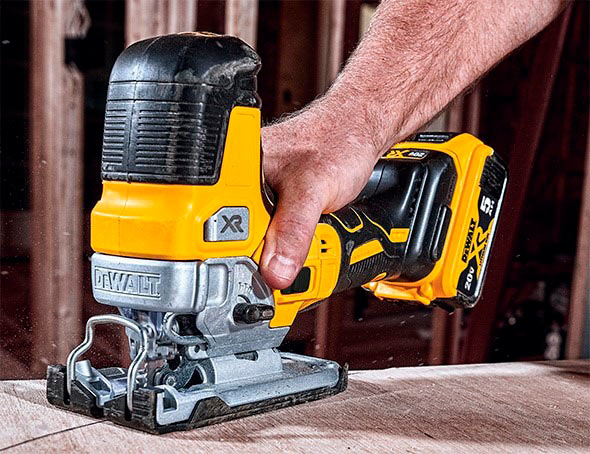 Электролобзик DeWalt DCS335N