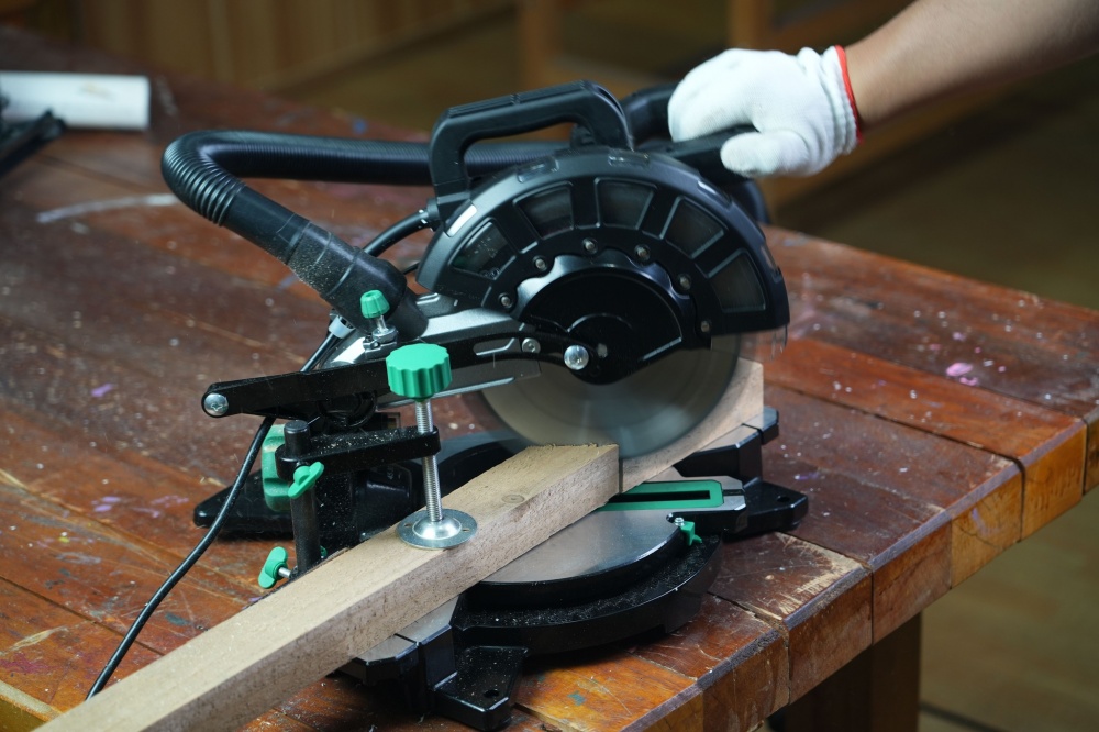 Пила торцовочная DWT KGSP14-210