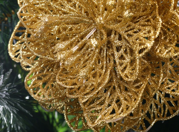 Цветок декоративный новогодняя средняя золотая присыпка 16 см с зажимом