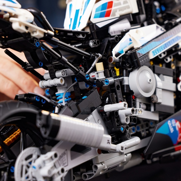 Конструктор LEGO Technic BMW M 1000 RR 42130
