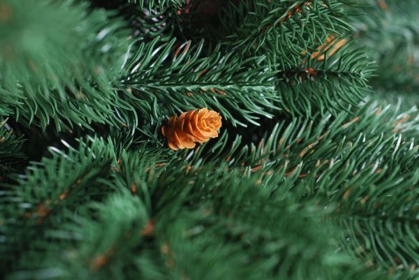 Елка искусственная Линда с шишками 2.2 м литая зеленый 