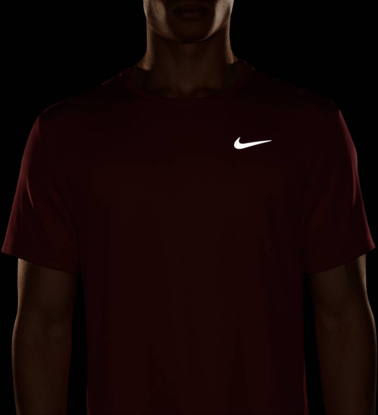 Футболка Nike M NK DF UV MILER SS DV9315-655 р.S червоний