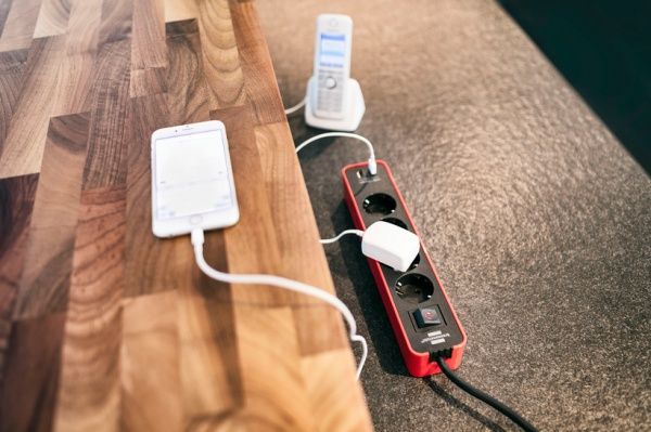 Удлинитель с выключателем Brennenstuhl Ecolor 2 USB 5V 2100 mA с заземлением 4 гн. красный 1,5 м 1153240076 