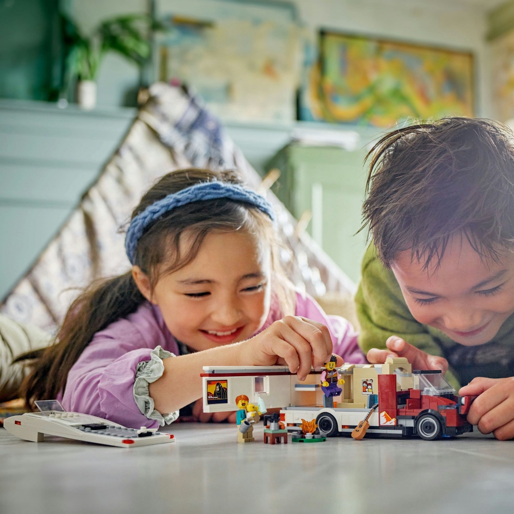 Конструктор LEGO City Приключенческий дом на колесах для отпуска 60454