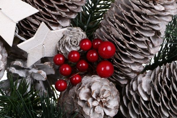 Венок новогодний с шишками, звездами и калиной d400 мм C32126 