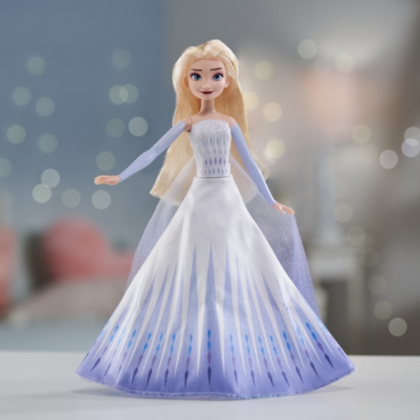 Кукла Hasbro Disney Frozen 2 Королевский наряд в ассортименте (Эльза/Анна) E7895