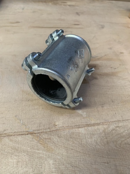 Хомут-врізка Atusa оцинкований (білий чавун) O1 1/2 х 3/4