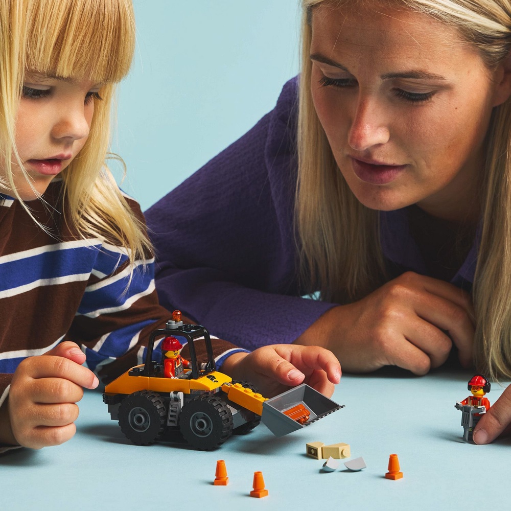 Конструктор LEGO City Желтый строительный автопогрузчик 60450