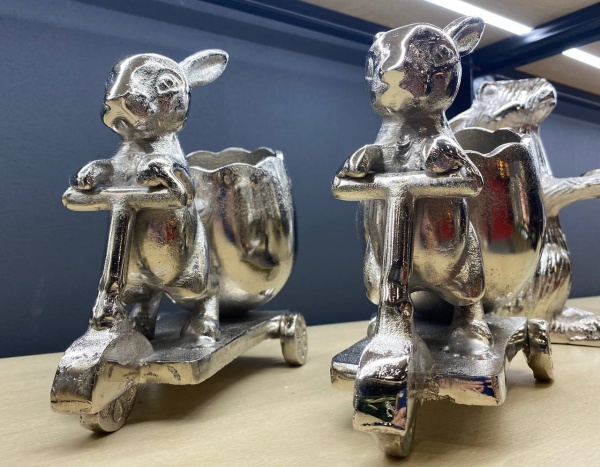 Статуэтка-подставка Зайчик на скутере в серебристом цвете