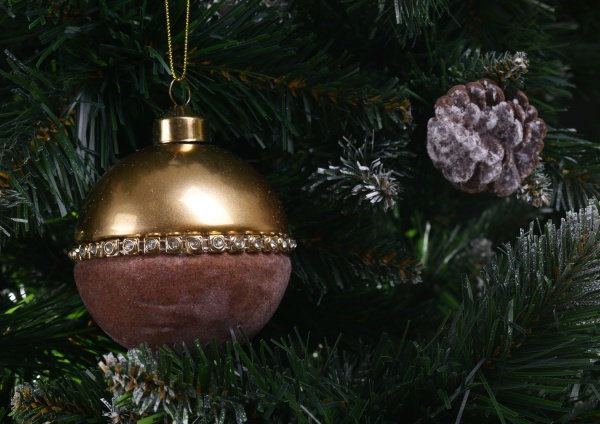 Елочная игрушка в форме шара с бусинами 8 см 