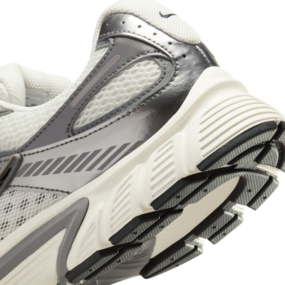 Кросівки чоловічі Nike V5 RNR HJ5228-009 р.42 сірі