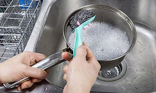 Как очистить пригоревшую кастрюлю