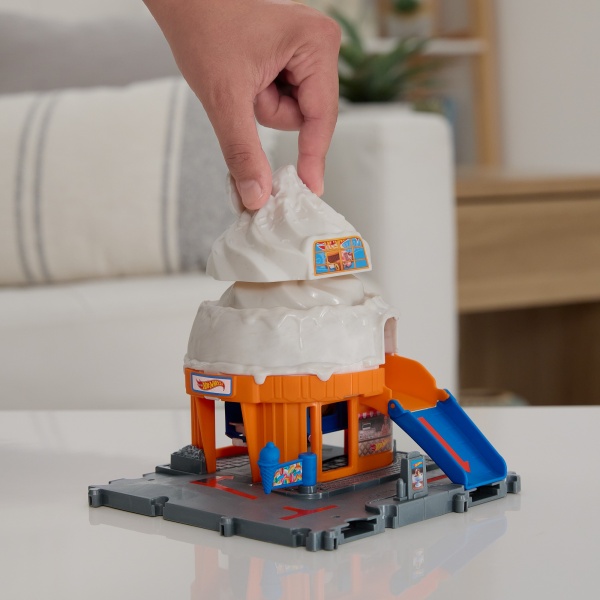 Игровой набор Hot Wheels Приключения в магазине мороженого HKX38