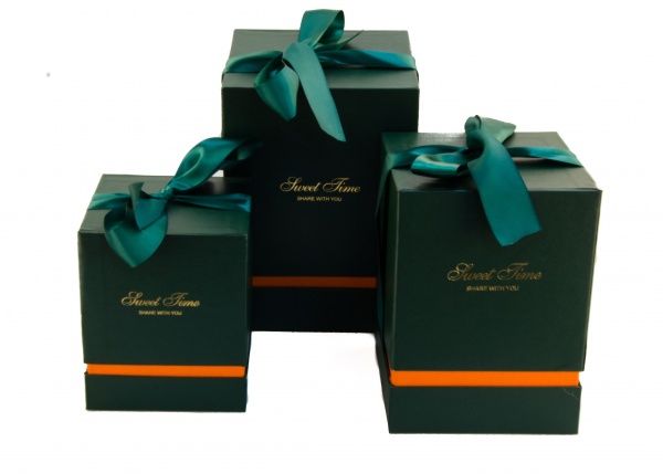 Коробка подарочная Кубик 136-2 16x16x22 см в цветовом ассортименте