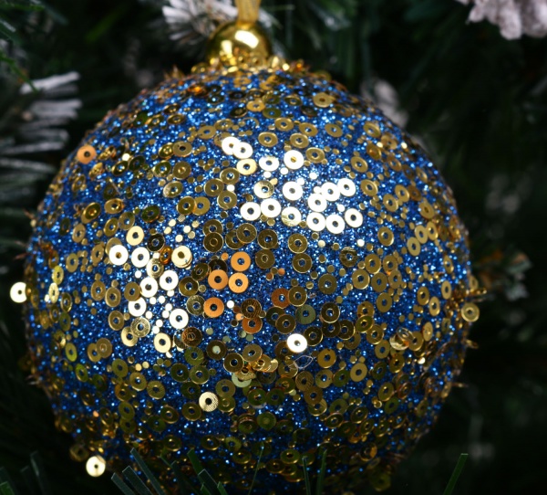Елочная игрушка в форме шара с пайетками и блестками CAA126140 8 см 