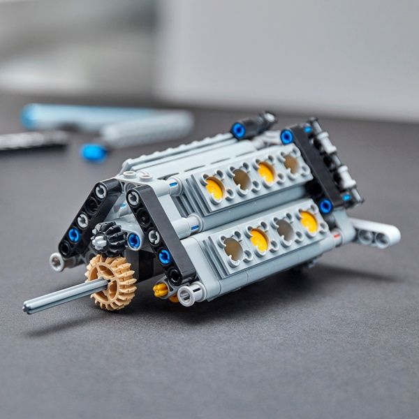 Конструктор LEGO Technic Bugatti Chiron 42083