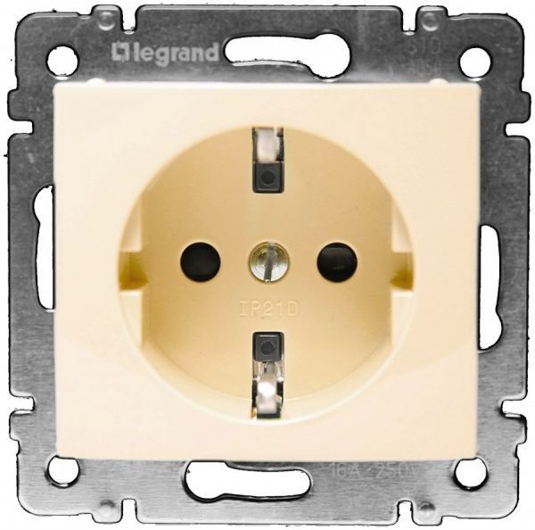 Розетка із заземленням Legrand Valena 2К+З 16А зі шторками кремовий 774321