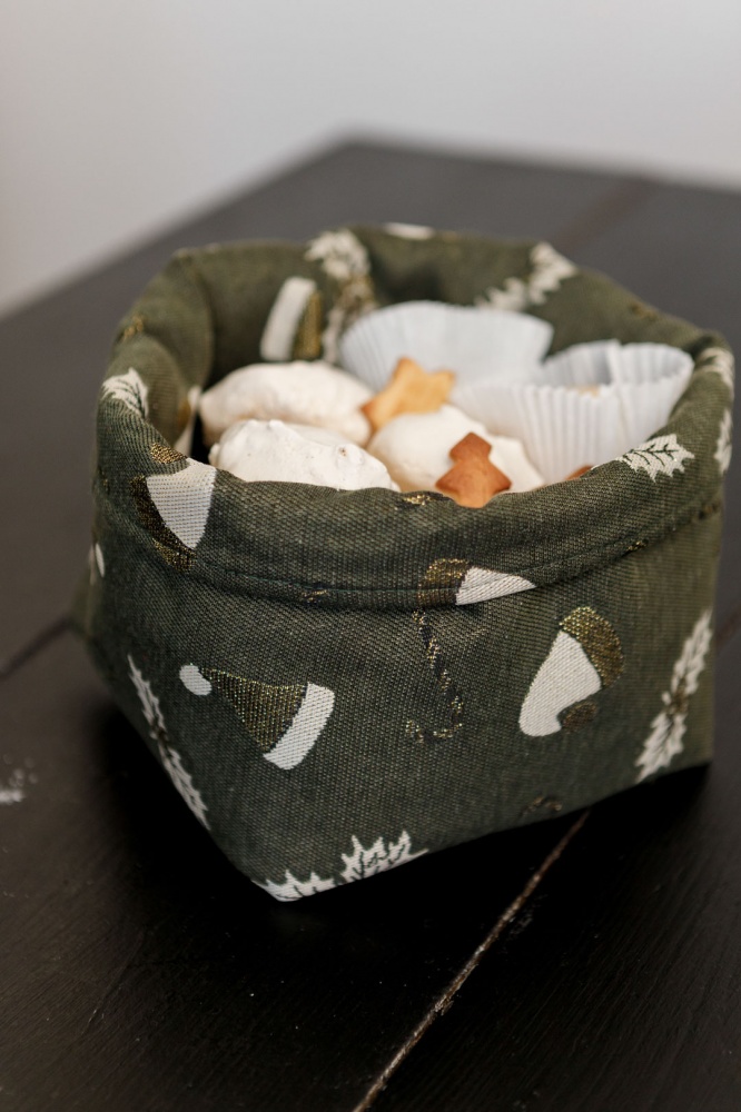 Хлібничка гобеленова Прованс Шапочки на зеленому 18x18 см